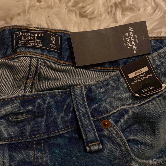 NWT  Abercrombie and Fitch low rise slim boyfriend jeans - Picture 4 of 5